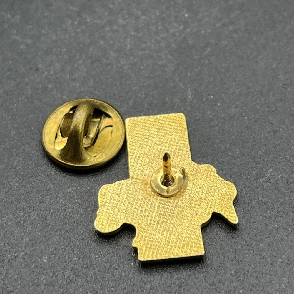 Alaska Gold Tone Purple Flower Lapel Hat Pin‎